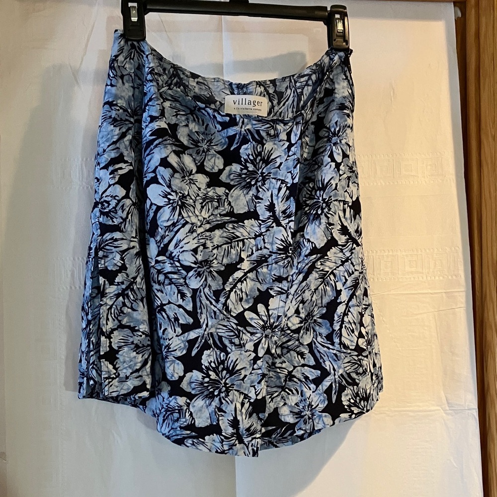 Villager a liz clairborne company woman’s 12 Blue & White Floral Skort